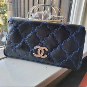 CHANEL Calfskin Double Stitch Hampton Yen Wallet